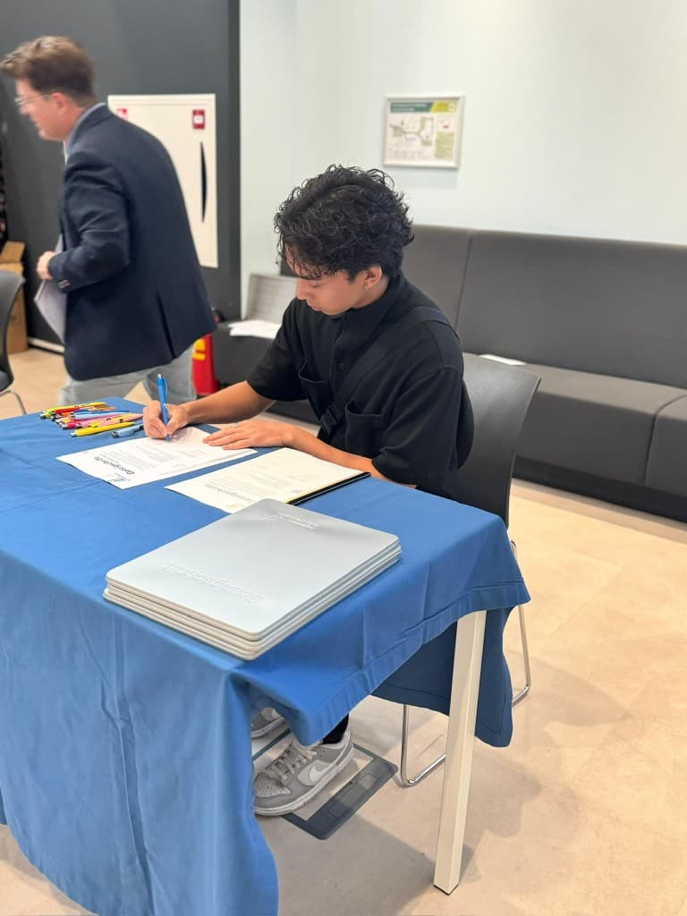 Hieu signing a certificate